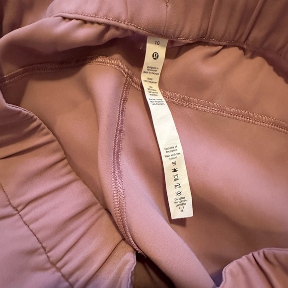 - Lululemon On The Fly Jogger
Misty Merlot - Picture 10 of 10